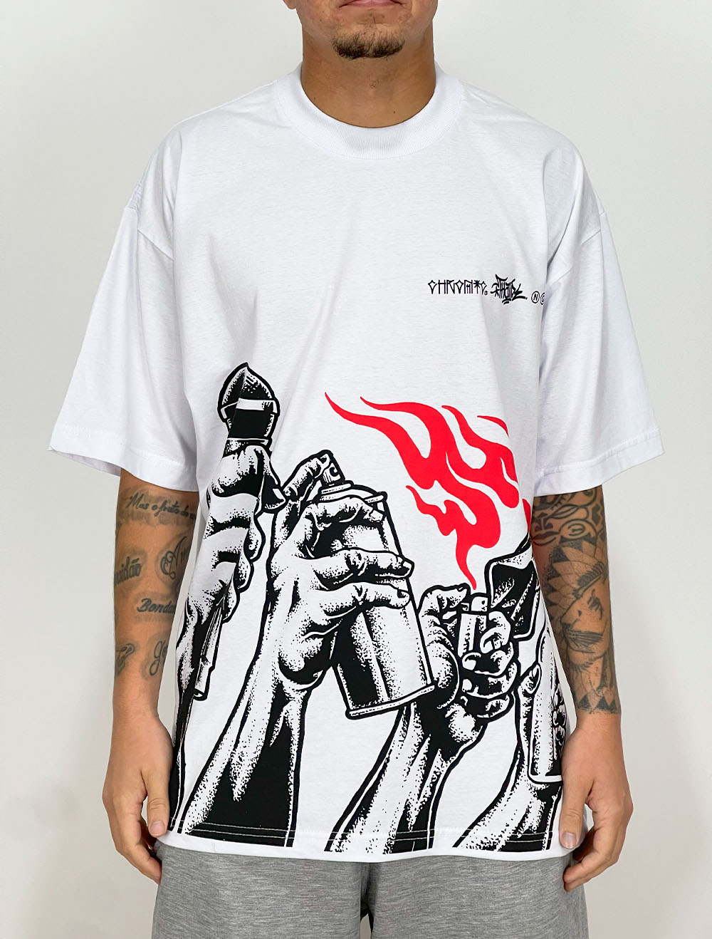 Camiseta Oversized Chronic/Thaíde Hip-Hop Guns Front Down - Branca