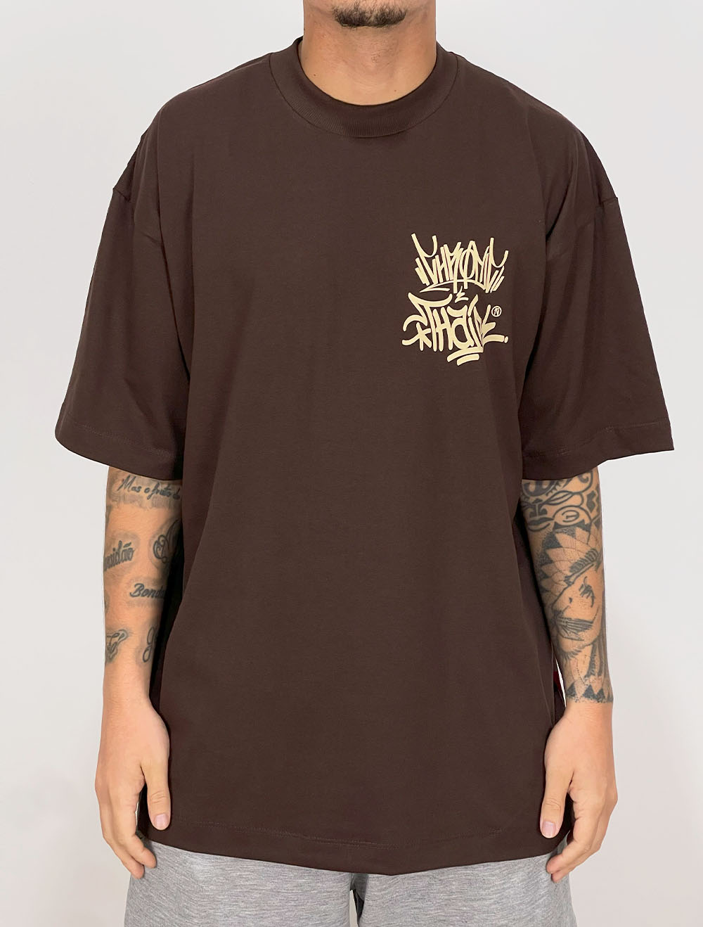 Camiseta Oversized Chronic/Thaíde Ritmo e Poesia DJ - Marrom