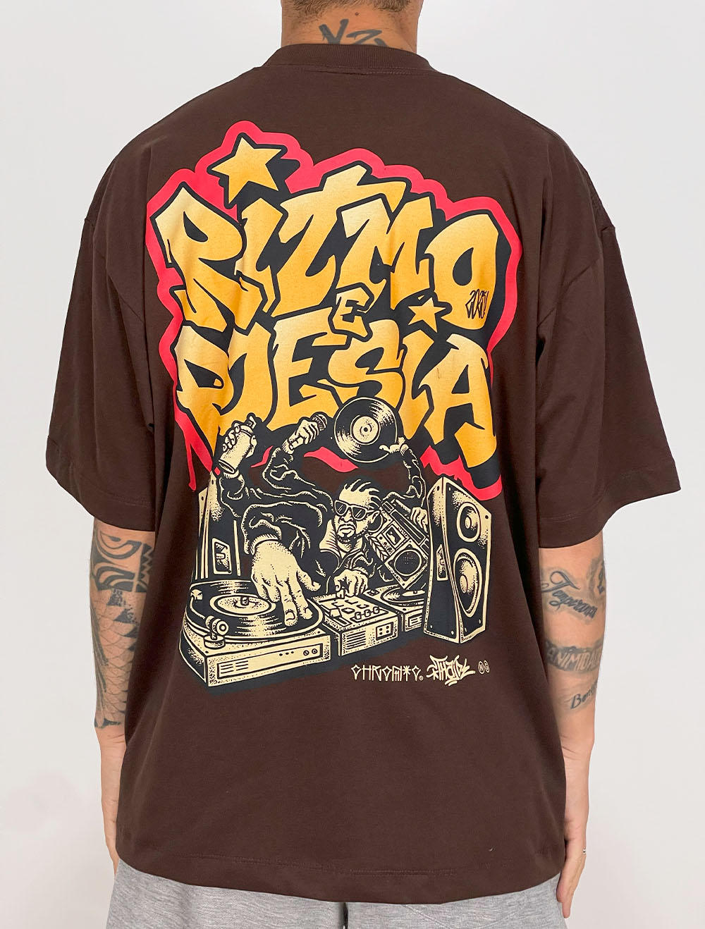 Camiseta Oversized Chronic/Thaíde Ritmo e Poesia DJ - Marrom