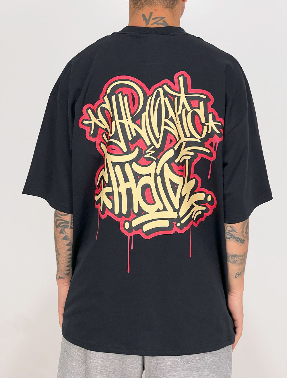 Camiseta Oversized Chronic/Thaíde Ritmo e Poesia DJ - Marrom
