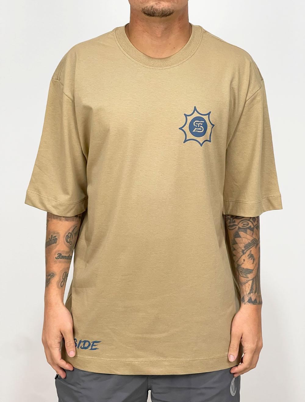 バウアー　シャツ　神サイヤング勢 Camiseta Oversized Trip Side Anjo Love and War - Bege