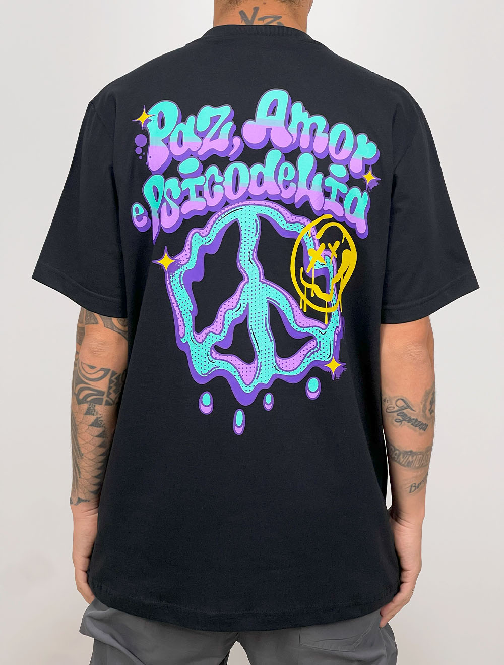 Camiseta Chronic Paz, Amor e Psicodelia Graff - Preta