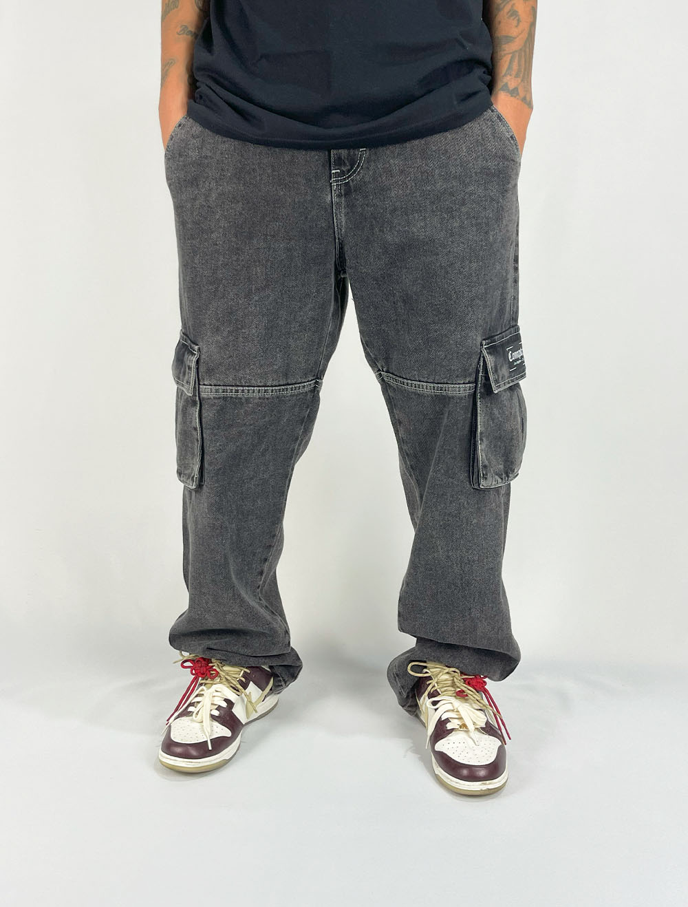 Calça Jeans Cargo Duplo Compton Logo Recorte - Preta