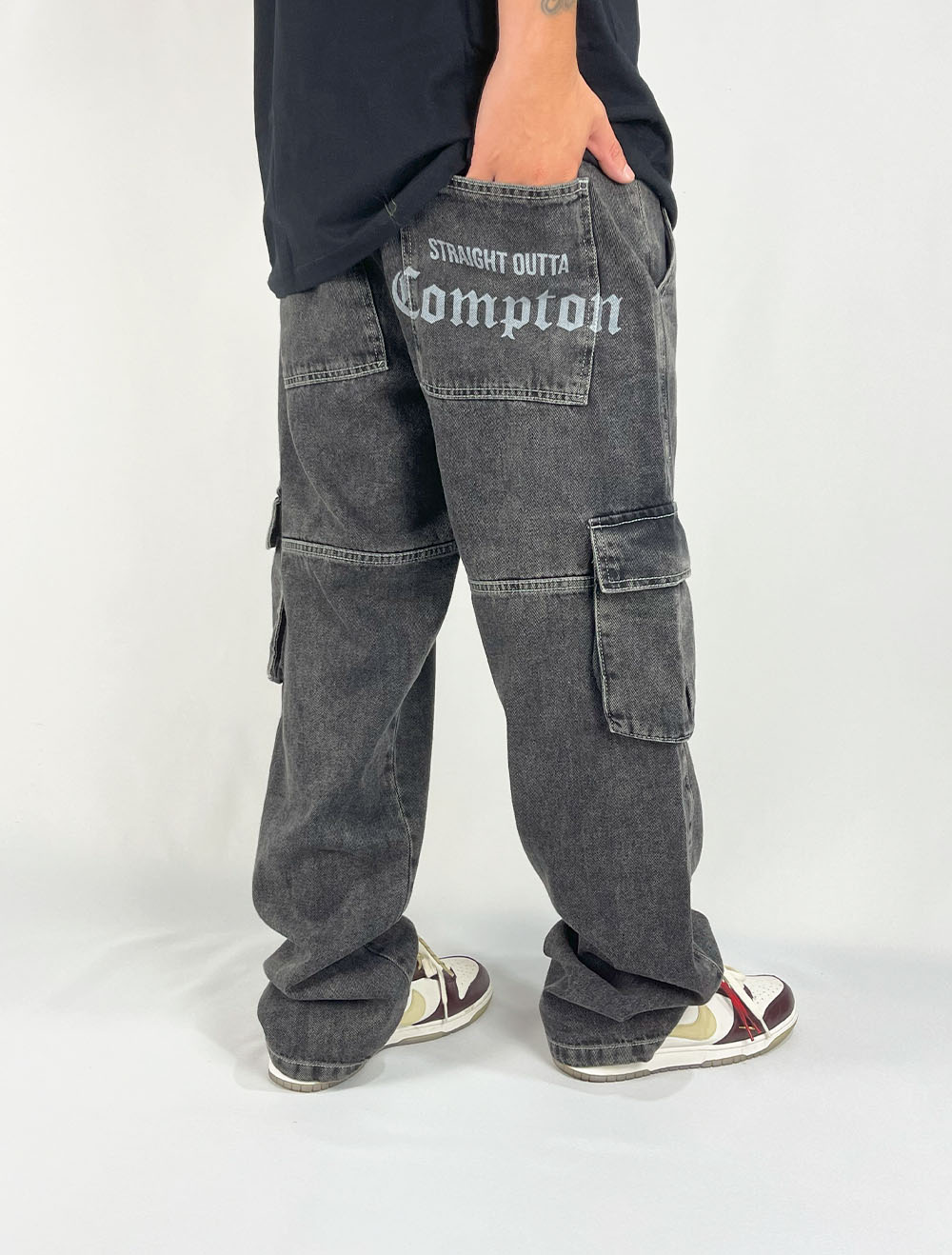 Calça Jeans Cargo Duplo Compton Logo Recorte - Preta