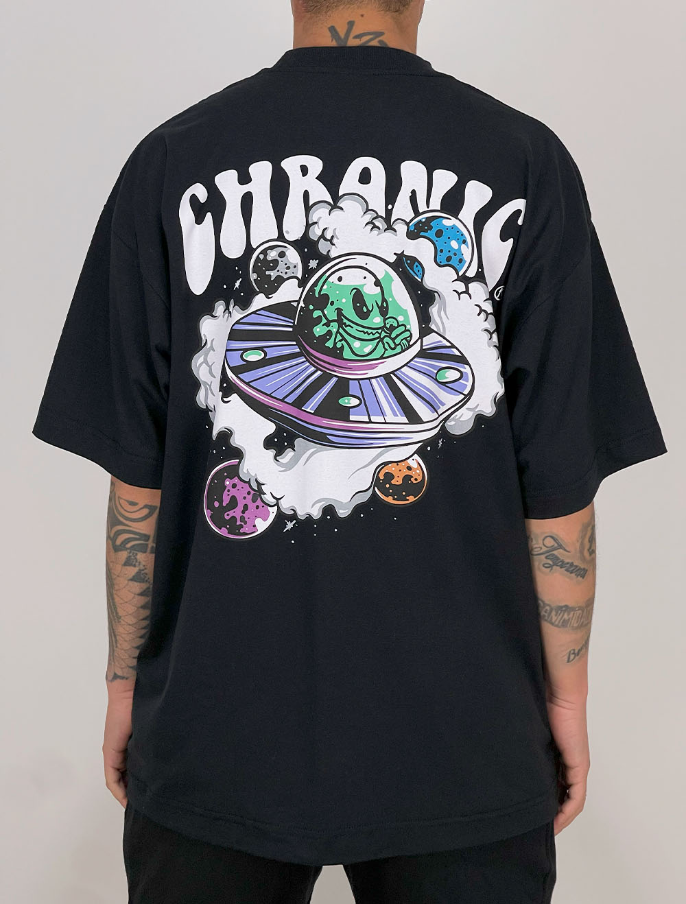 Camiseta Oversized Chronic Alien Rolê de Nave - Preta