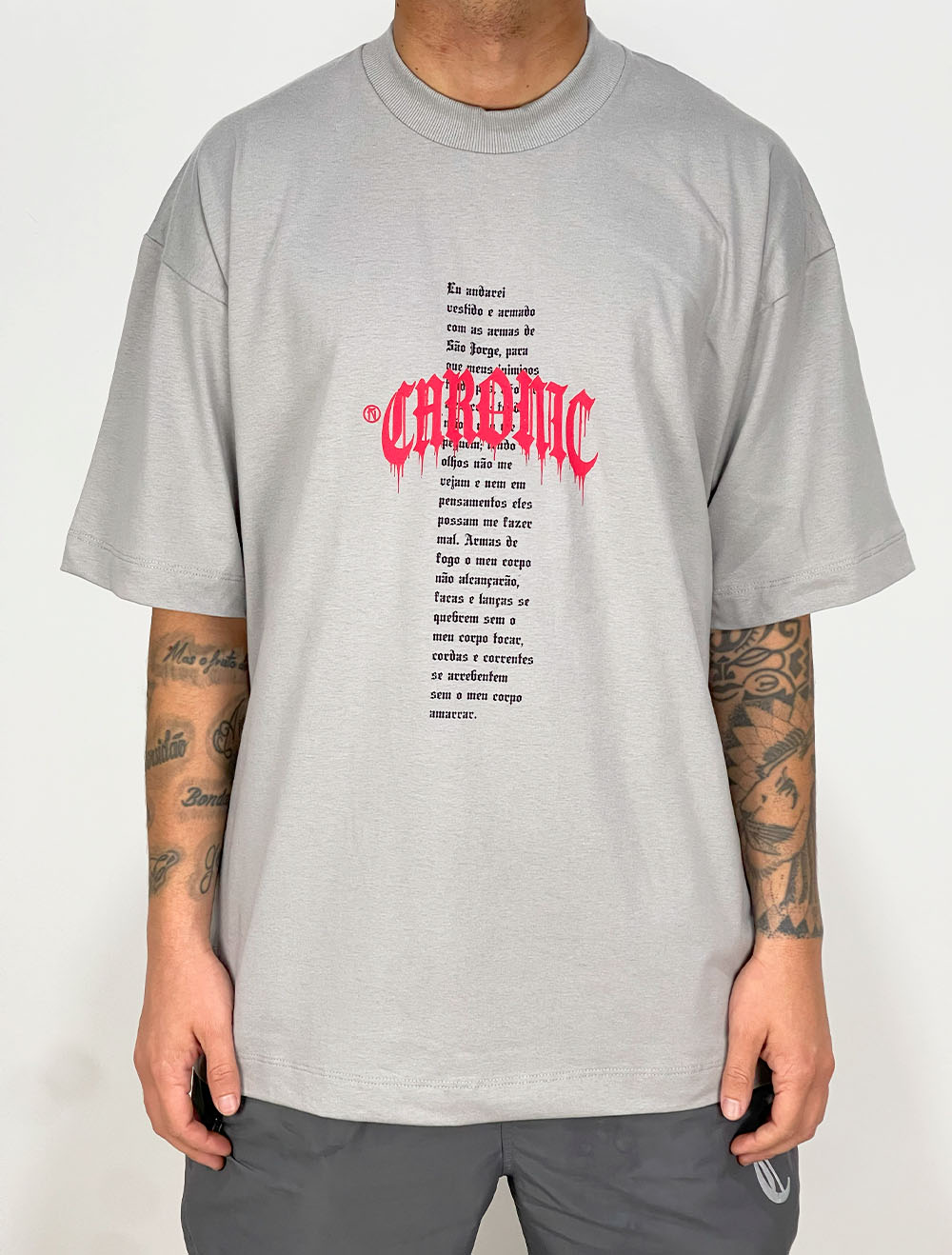 Camiseta Oversized Chronic São Jorge Oração Update - Cinza Claro