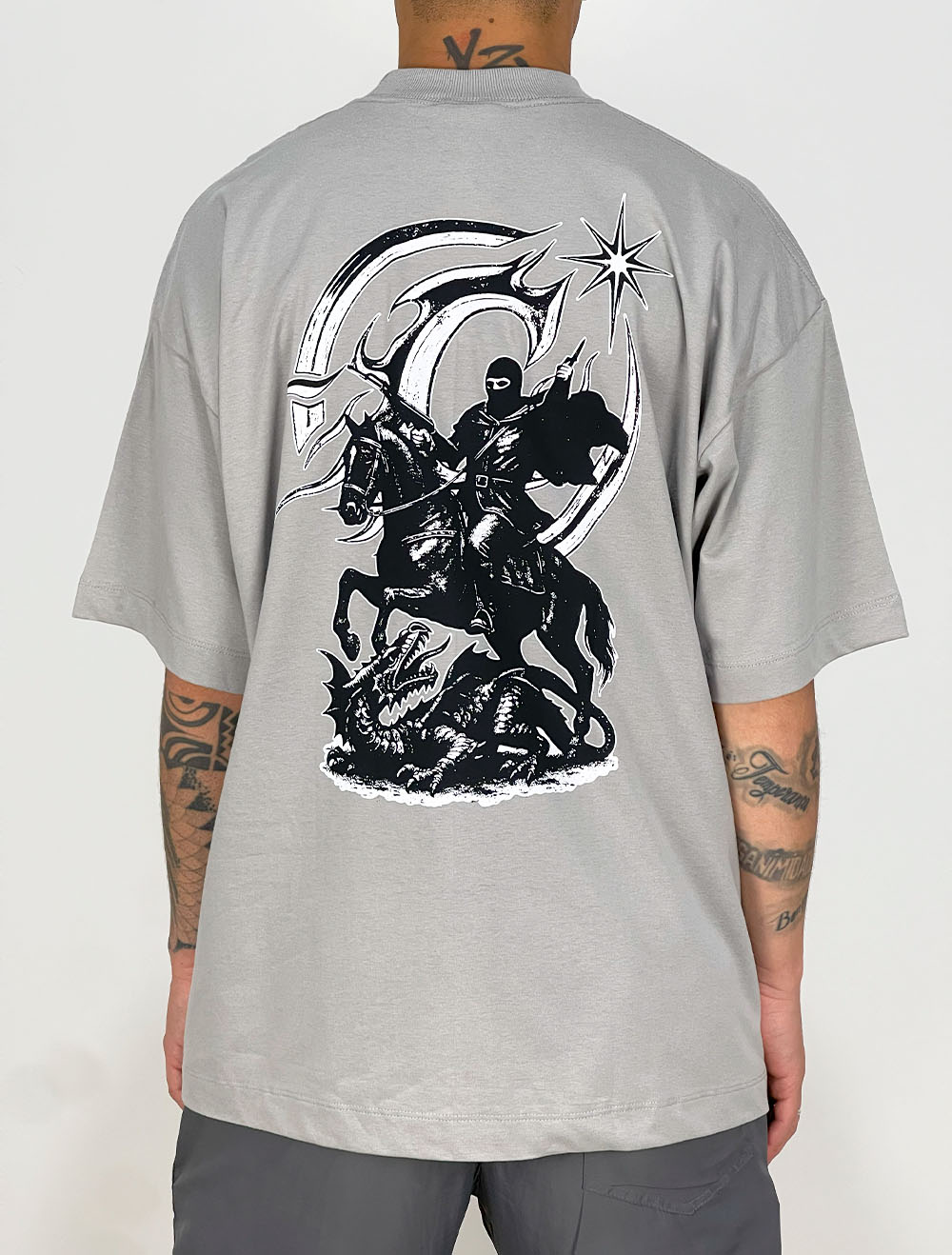 Camiseta Oversized Chronic São Jorge Oração Update - Cinza Escuro