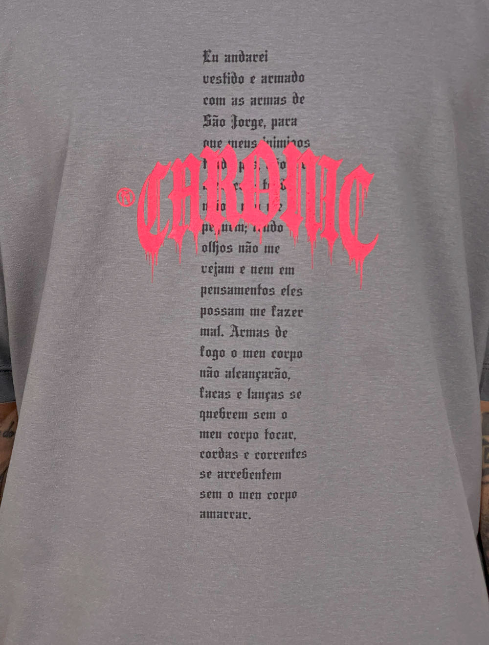 Camiseta Oversized Chronic São Jorge Oração Update - Cinza Escuro