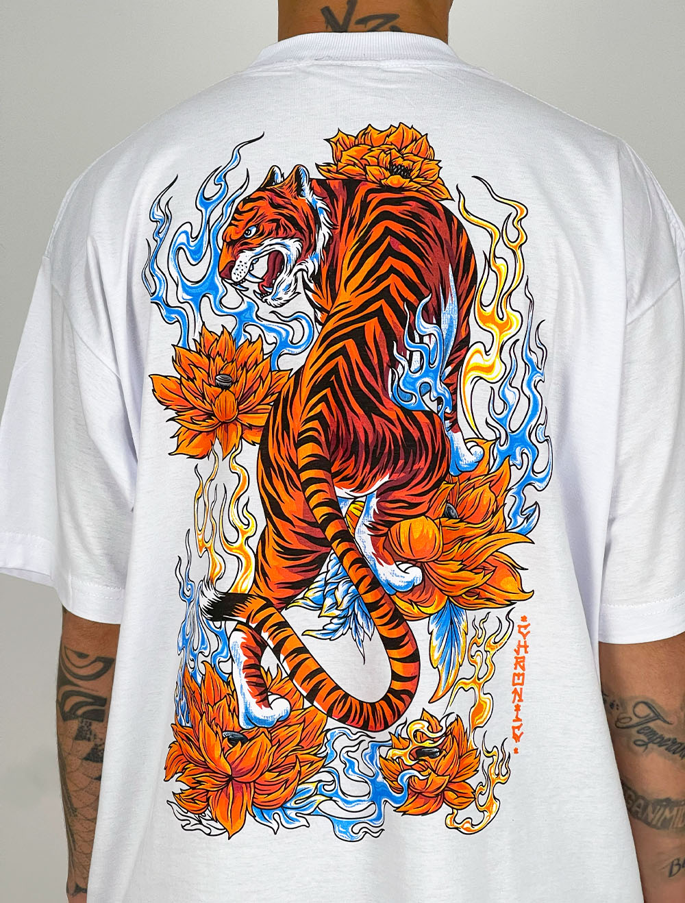 Camiseta Oversized Chronic Tigre Realismo - Branca