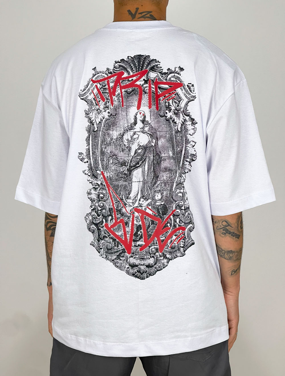 Camiseta Oversized Trip Side Tag Poosie Santa