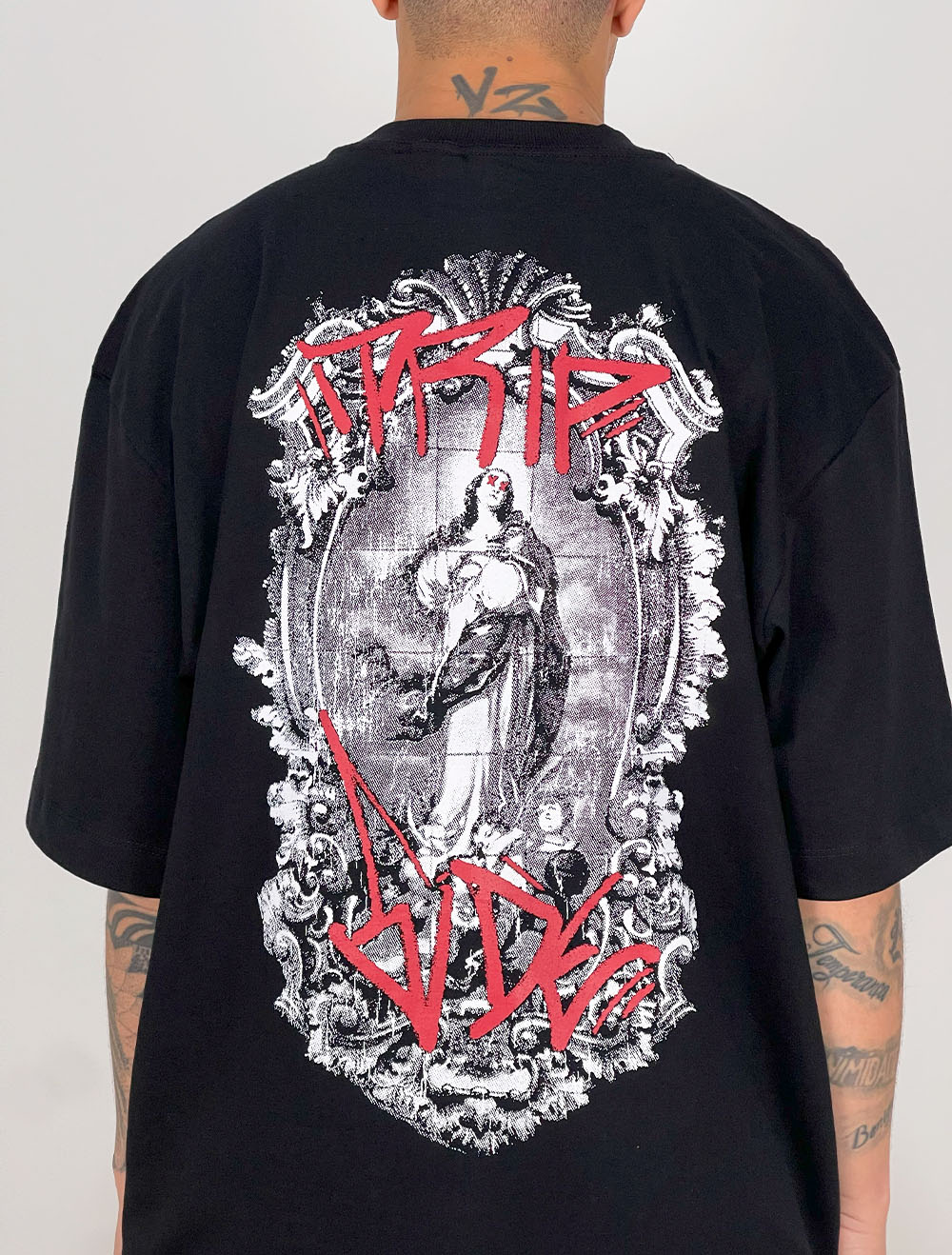 Camiseta Oversized Trip Side Tag Poosie Santa