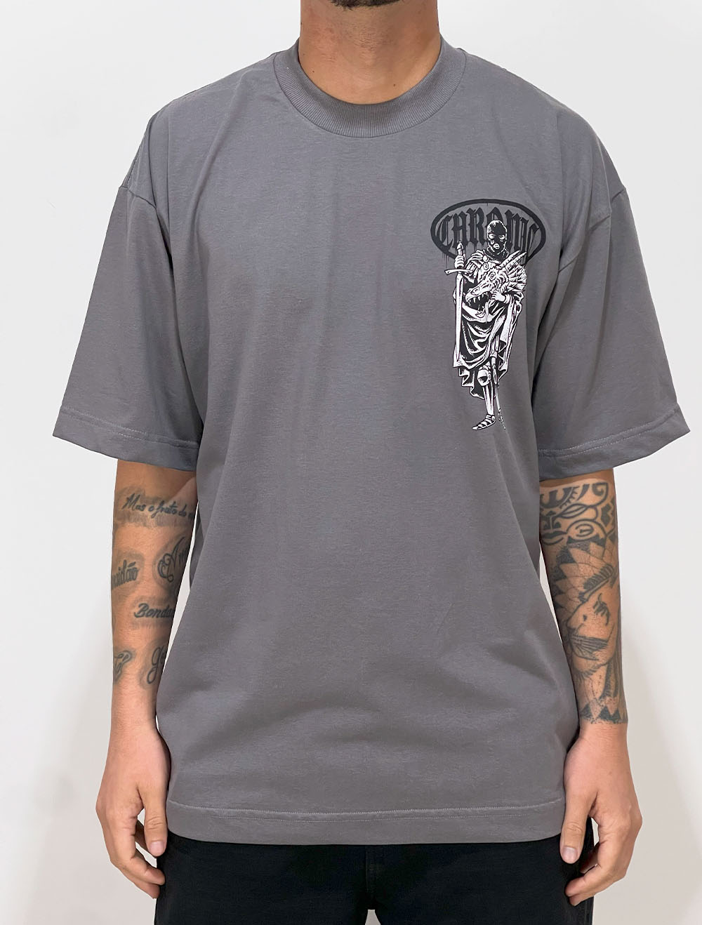 【g-rap】 JON DO / DIA CHRONICS Camiseta Oversized Chronic S.J. Dragão Logo Caos