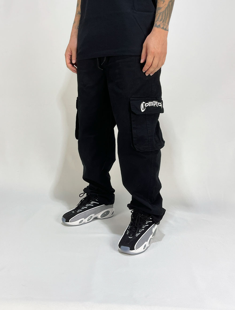 Calça Sarja Cargo Compton bolso Flap Wing