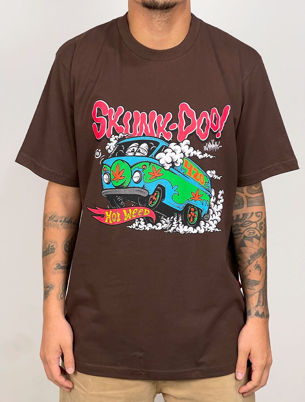 Camiseta Chronic Skunk Doo Hot Weed - Marrom