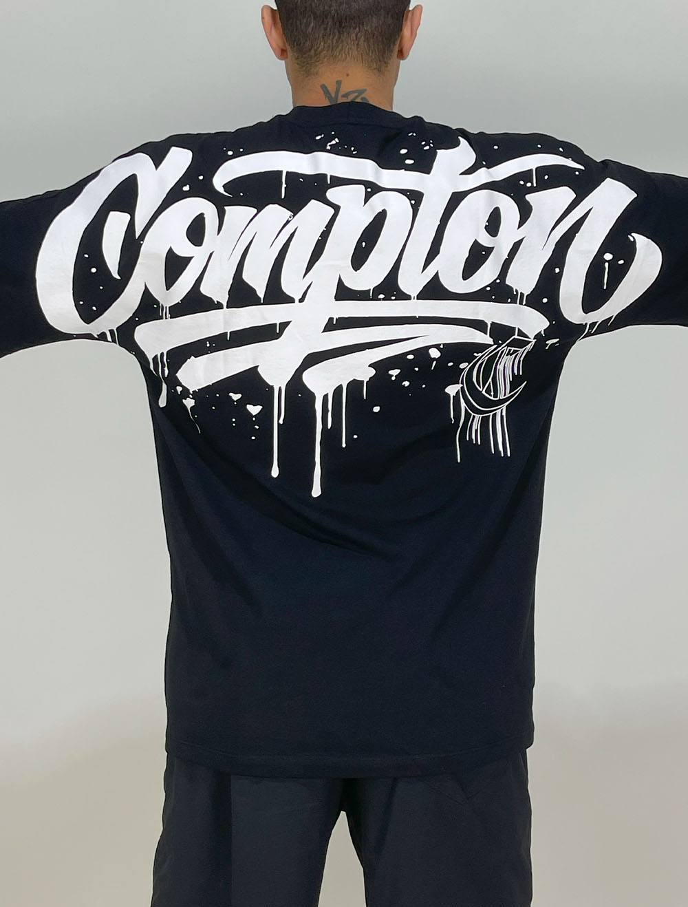 Camiseta Oversized Compton Wing Tag Ink - Preta