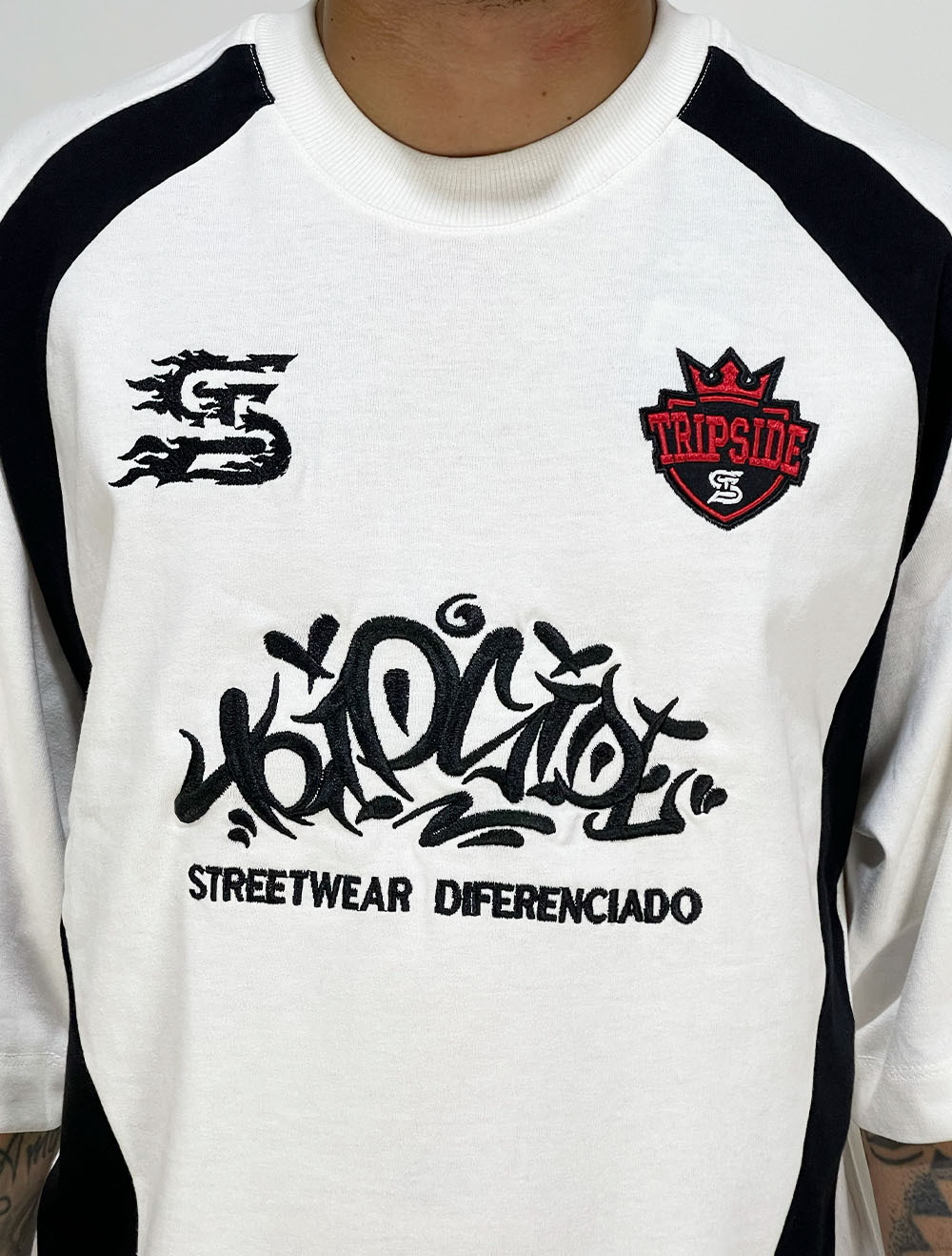 Camiseta Oversized Premium Raglan Trip Side Tag Code