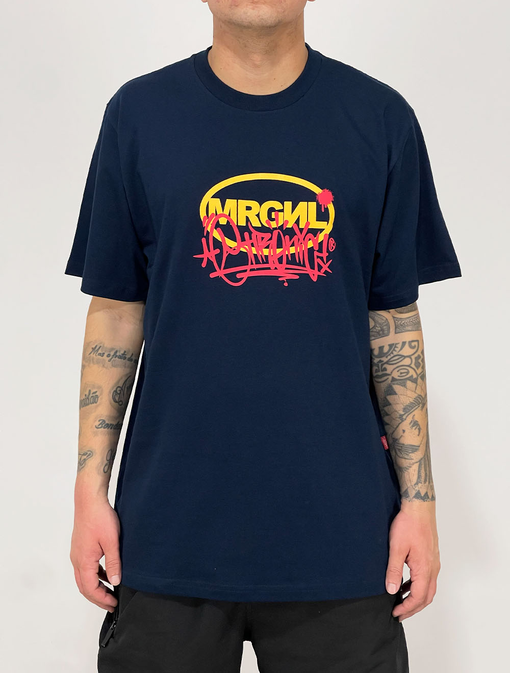 Camiseta Chronic Tag Rumble MRGNL - Azul Marinho
