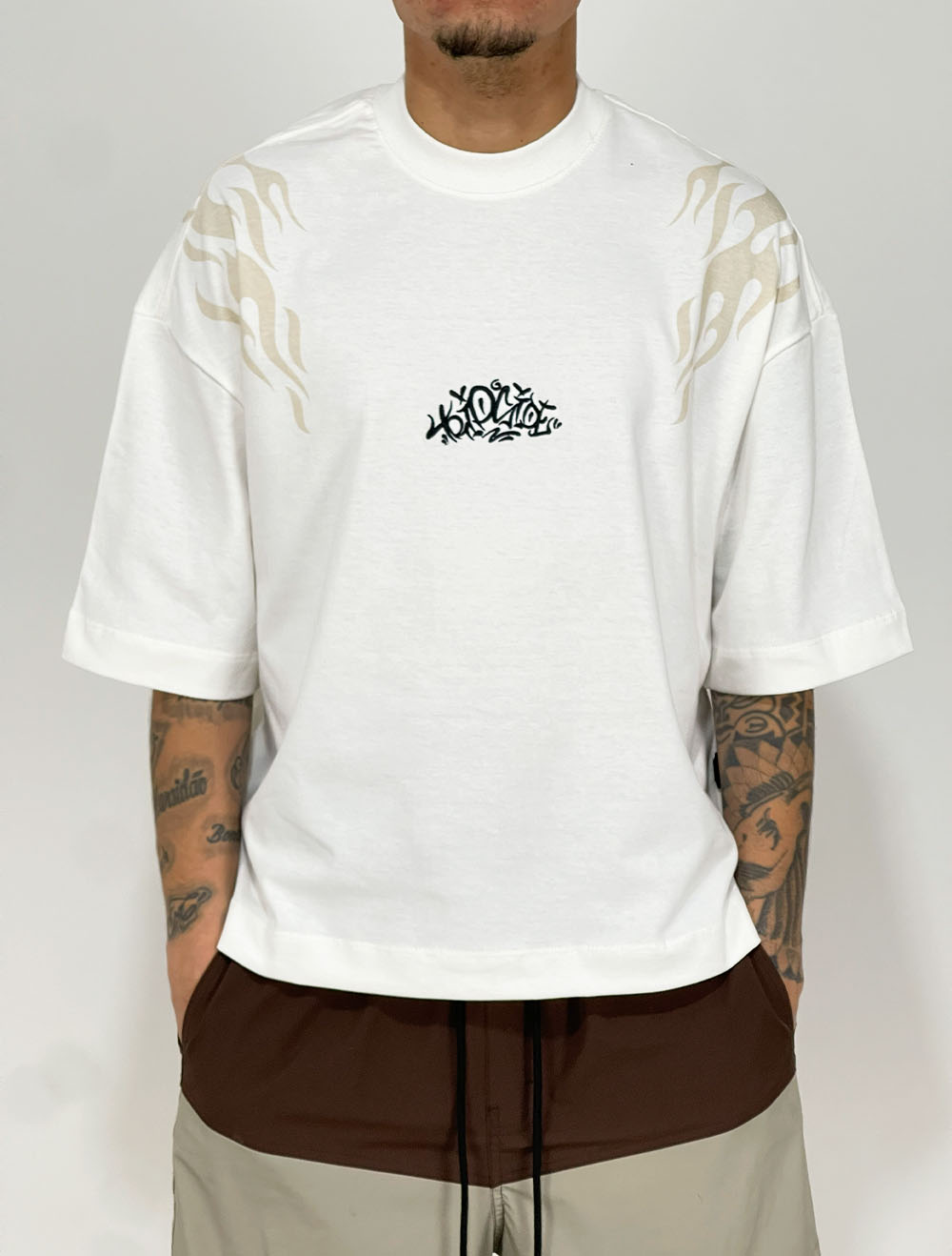 RYESVILLE グレートスモーキー BAA Costume Mfg Camiseta Boxy Trip Side Tag Code - Off White