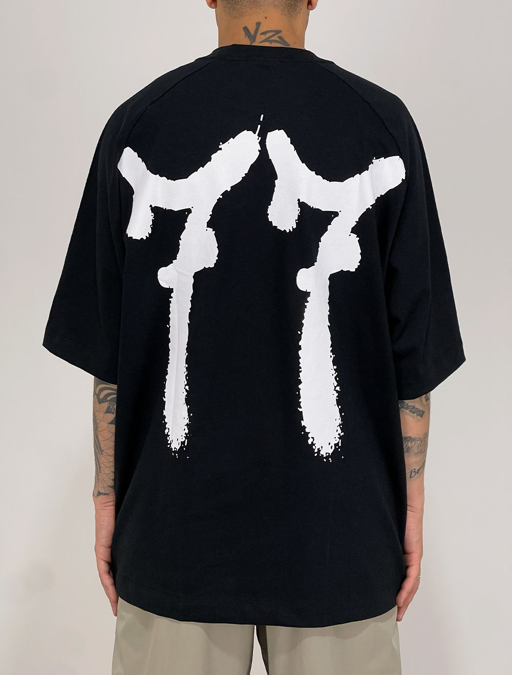 Camiseta Oversized Premium Raglan Trip Side 77 - Preta/Cinza