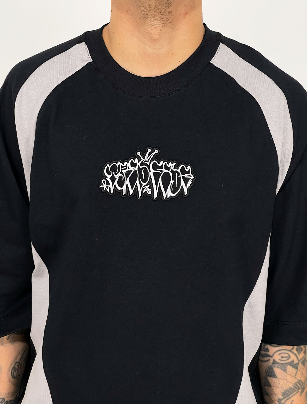 Camiseta Oversized Premium Raglan Trip Side 77 - Preta/Cinza