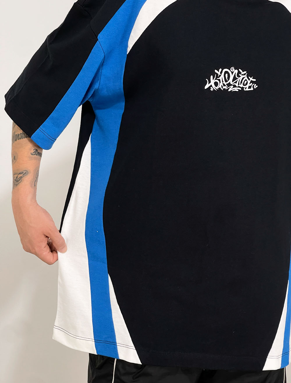 Camiseta Oversized Premium Trip Side Recorte Duo Code - Preta/Azul