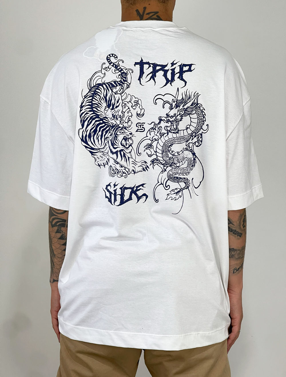 Camiseta Oversized Trip Side Tigre x Dragão Risco - Off White