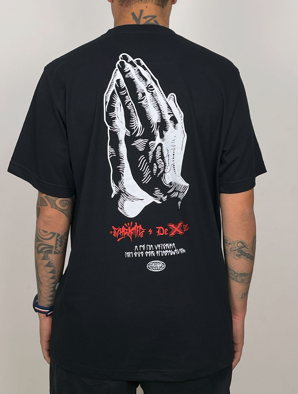 Camiseta Chronic/Dexter A Fé na Vitoria - Preta
