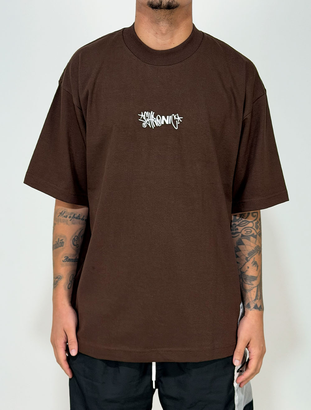 Camiseta Oversized Premium Chronic Tag Change - Marrom