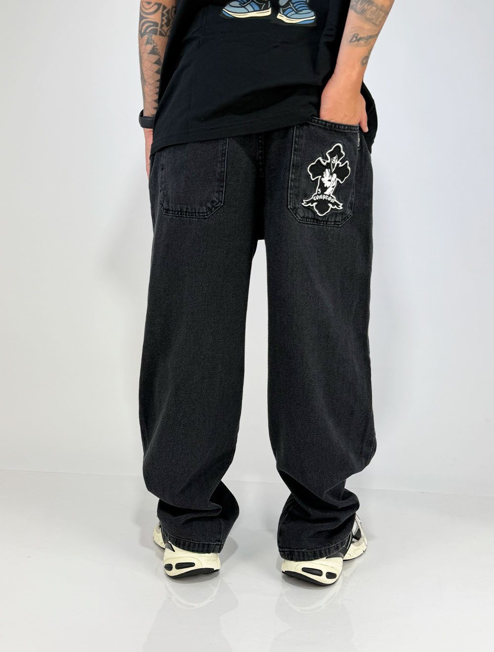 Calça Jeans Balão Compton 2Pac Crucifixo - Preta