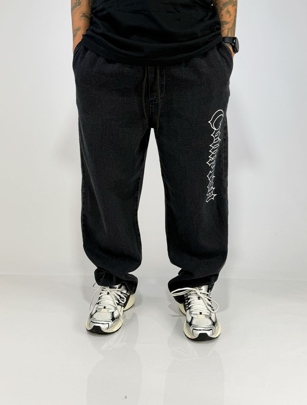 Calça Jeans Balão Compton 2Pac Crucifixo - Preta